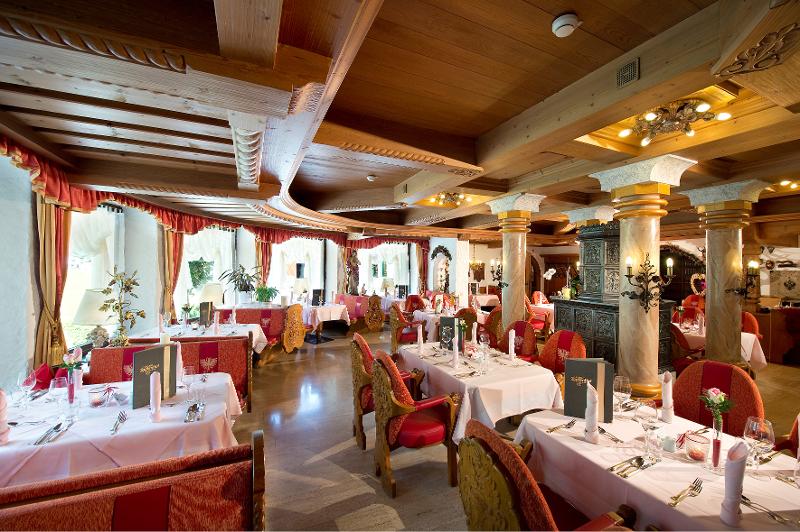 Genießen Sie die ausgezeichnete Küche mit Tiroler Flair. Das Hotel Zapfenhof hat Produkte aus der eigenen Landwirtschaft auf der Speisekarte. 